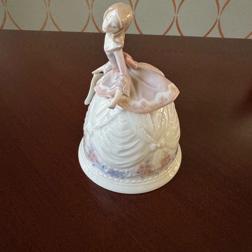 Lladro Lady Figurine in Pink and Cream - Picture 6 of 12